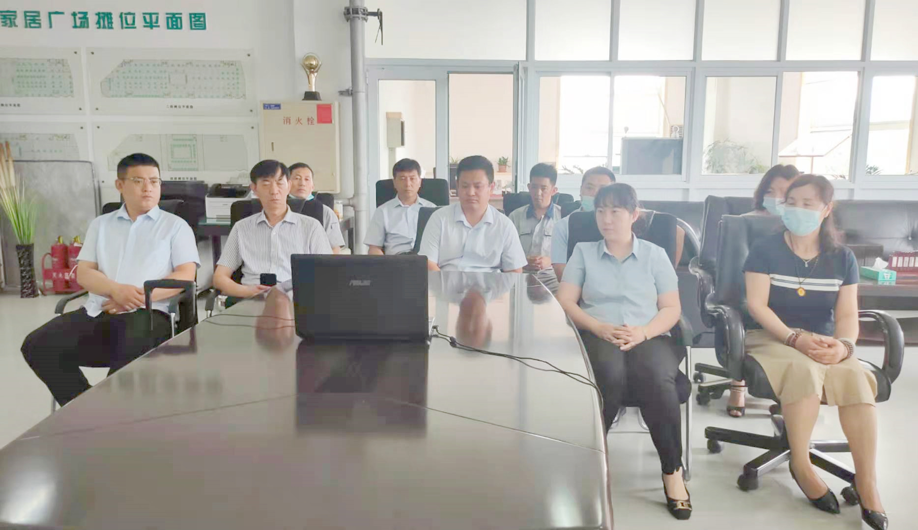 家居广场旁观直播